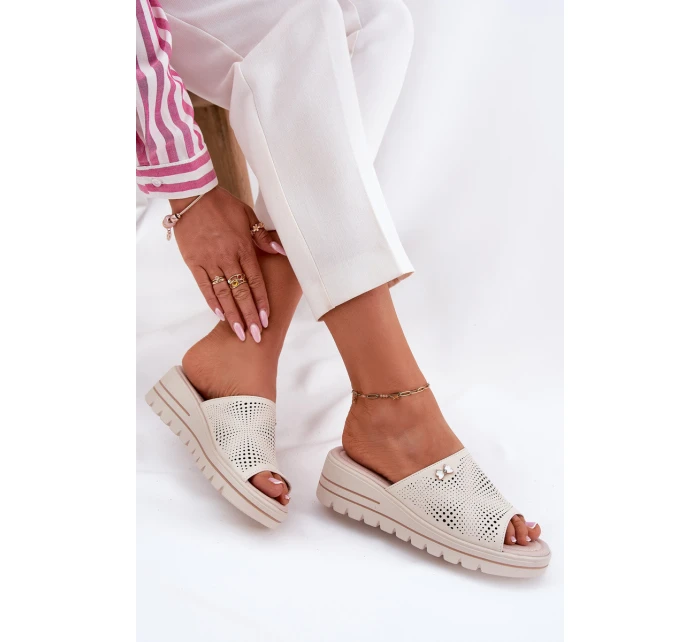 Dámské Kožené Pantofle Na Klínu Béžové model 21695132 - VINCEZA