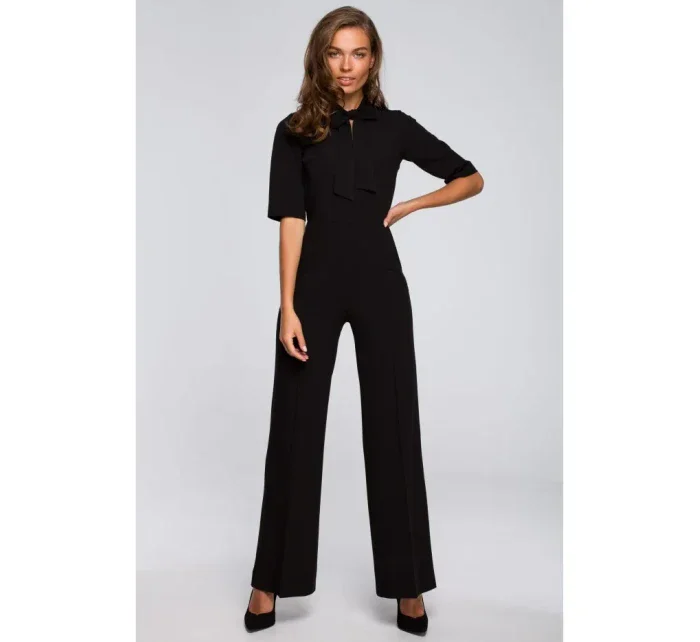 model 15107135 Elegantní overal s vázáním u krku černý - STYLOVE