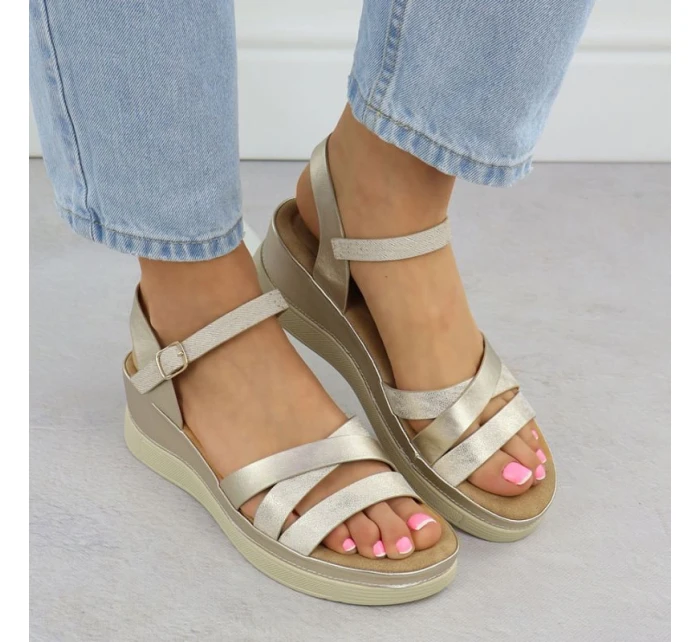 Dámské zlaté sandály na podpatku Vinceza 15358