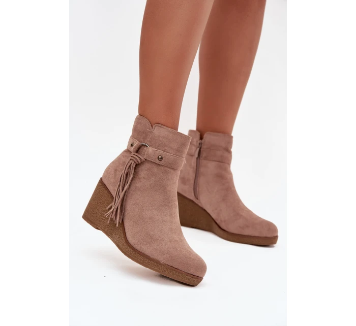 Zateplené dámské kotníkové boty na platformě s třásněmi béžové Olivarae Zateplené dámské kotníkové boty na platformě s třásněmi béžové Olivarae