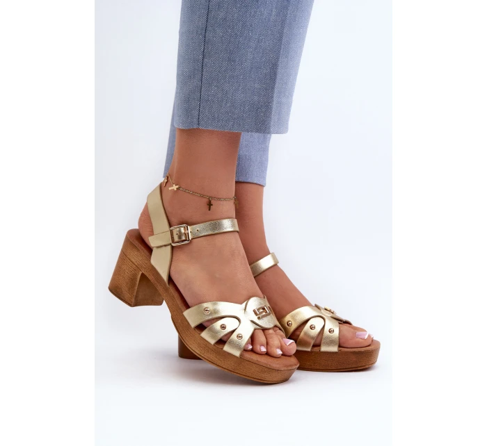 Dámské sandály na podpatku z eko kůže zlaté model 21658010 - EVENTO Dámské sandály na podpatku z eko kůže zlaté model 21658010 - EVENTO