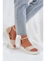 Lehké sandály na platformě a klínu světle béžové model 21684683 - Boto Lehké sandály na platformě a klínu světle béžové model 21684683 - Boto