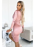 Saténové dámské šaty ve špinavě růžové barvě s přeloženým obálkovým výstřihem a dlouhými rukávy model 18611832 - numoco Saténové dámské šaty ve špinavě růžové barvě s přeloženým obálkovým výstřihem a dlouhými rukávy model 18611832 - numoco