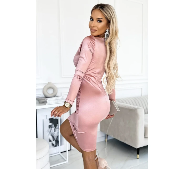 Saténové dámské šaty ve špinavě růžové barvě s přeloženým obálkovým výstřihem a dlouhými rukávy model 18611832 - numoco Saténové dámské šaty ve špinavě růžové barvě s přeloženým obálkovým výstřihem a dlouhými rukávy model 18611832 - numoco