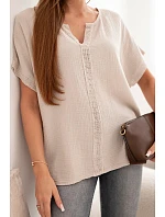 Dámská bavlněná oversize halenka s výstřihem do V a s krajkou béžová