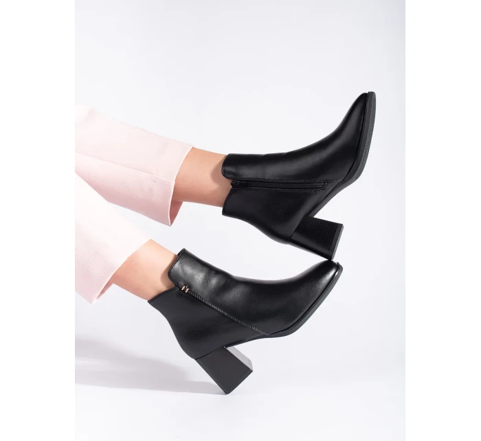 Exkluzívní dámské černé kotníčkové boty na širokém podpatku Exkluzívní dámské černé kotníčkové boty na širokém podpatku