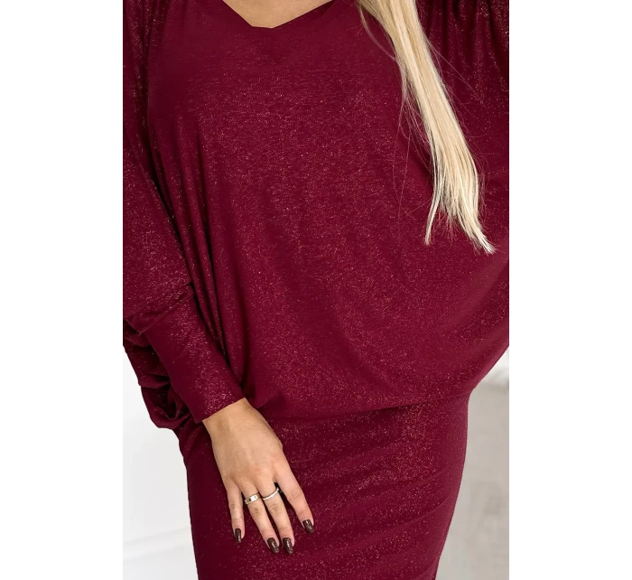 Dámské netopýří šaty ve vínové bordó barvě s brokátem a s výstřihem model 19328833 - numoco Dámské netopýří šaty ve vínové bordó barvě s brokátem a s výstřihem model 19328833 - numoco