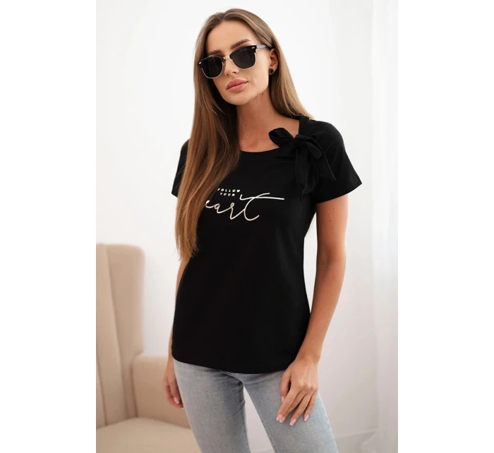 Dámská bavlněná halenka s mašlí na model 22014303 a s potiskem černá - K-Fashion Dámská bavlněná halenka s mašlí na model 22014303 a s potiskem černá - K-Fashion