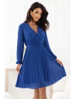 model 21290310 ISABELLE Elegantní plisované šaty s výstřihem a dlouhými rukávy chrpově modré - numoco