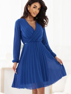 model 21290310 ISABELLE Elegantní plisované šaty s výstřihem a dlouhými rukávy chrpově modré - numoco