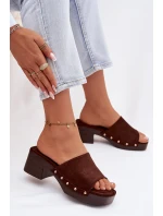 Dámské pantofle na platformě se zlatými sponami čokoládové model 21951376 - Boto Dámské pantofle na platformě se zlatými sponami čokoládové model 21951376 - Boto