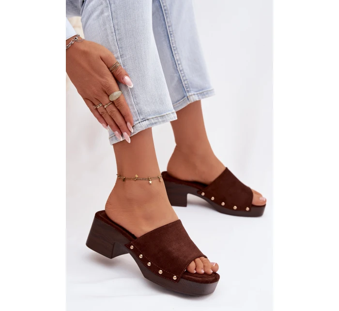 Dámské pantofle na platformě se zlatými sponami čokoládové model 21951376 - Boto Dámské pantofle na platformě se zlatými sponami čokoládové model 21951376 - Boto