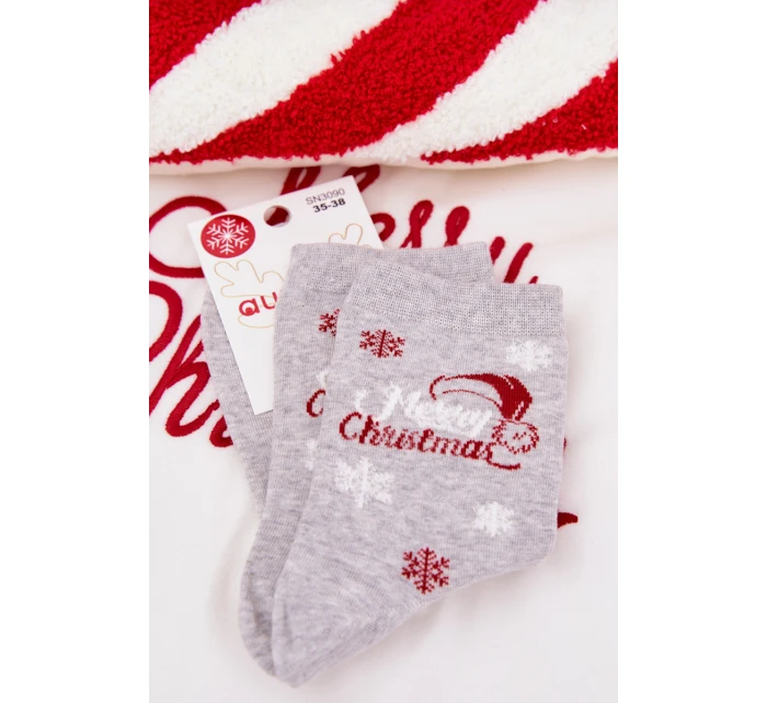 Dámské vánoční ponožky se sněhovými vločkami a nápisem – světle šedé Dámské vánoční ponožky se sněhovými vločkami a nápisem – světle šedé