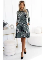 Dámské trapézové šaty v olivové barvě s opaskem a s vzorem model 20690327 - numoco Dámské trapézové šaty v olivové barvě s opaskem a s vzorem model 20690327 - numoco