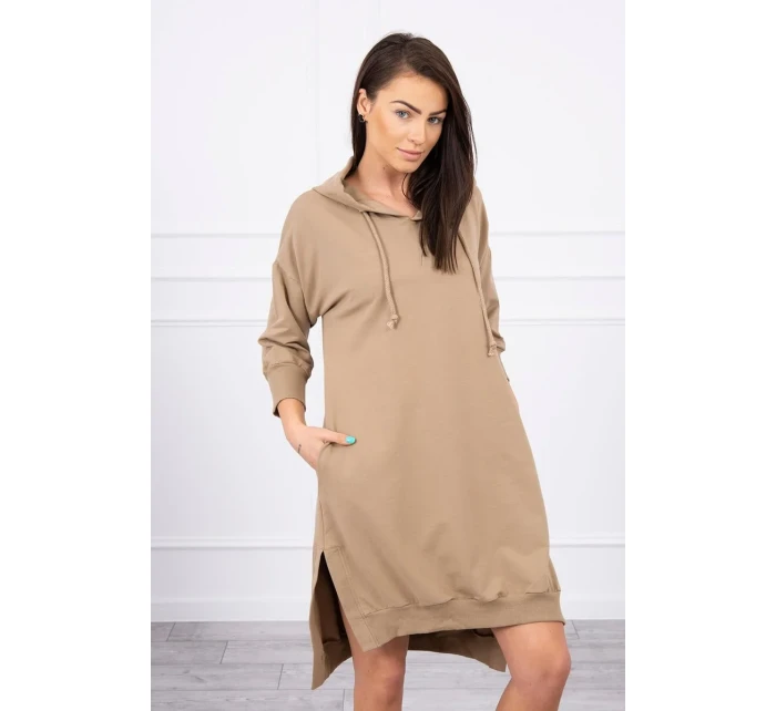 Šaty s kapucí a delšími zády