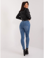 Tmavě modré vypasované džíny s páskem