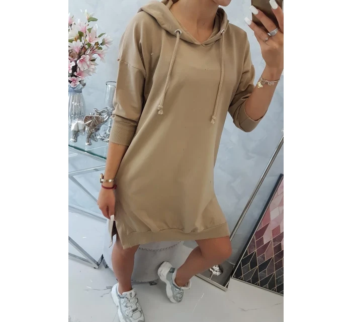 Šaty s kapucí a delšími zády