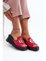 Dámské pantofle z ekologického semiše na klínku a platformě se zlatým zdobením Fuchsia Iaria Dámské pantofle z ekologického semiše na klínku a platformě se zlatým zdobením Fuchsia Iaria