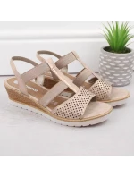 Pohodlné sandály na podpatku W rose gold model 19730112 - Rieker Pohodlné sandály na podpatku W rose gold model 19730112 - Rieker