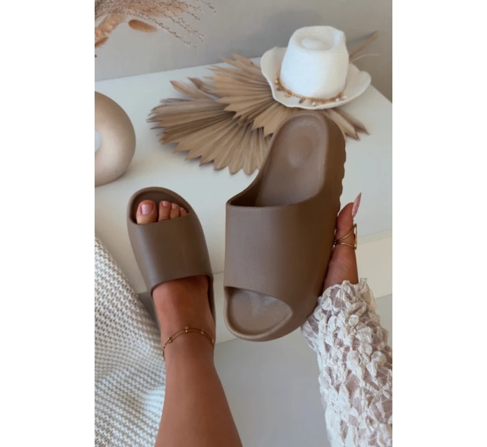 Dámské pantofle na platformě hnědé model 21908352 - Boto Dámské pantofle na platformě hnědé model 21908352 - Boto