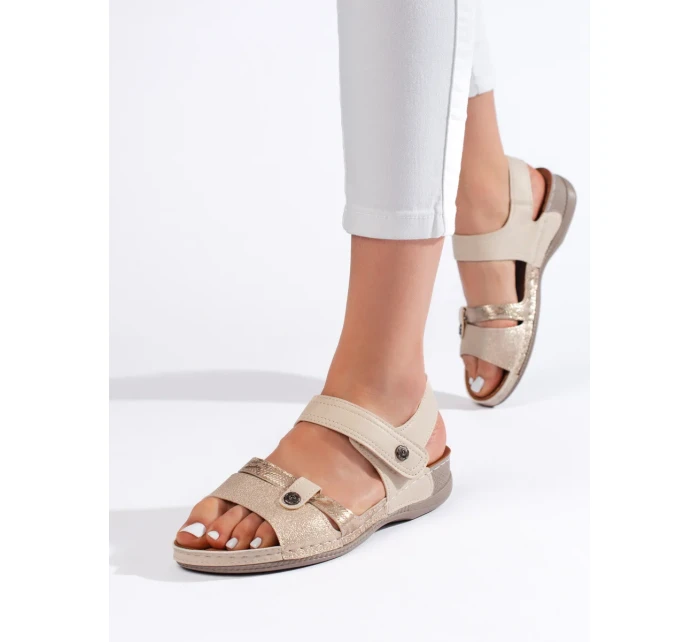 Praktické sandály dámské hnědé na plochém podpatku Praktické sandály dámské hnědé na plochém podpatku