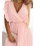 Plisované dámské šaty v broskvové barvě s výstřihem a zlatým řetízkem model 21819818 - numoco basic Plisované dámské šaty v broskvové barvě s výstřihem a zlatým řetízkem model 21819818 - numoco basic