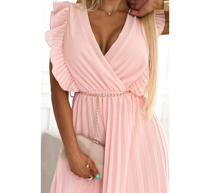 Plisované dámské šaty v broskvové barvě s výstřihem a zlatým řetízkem model 21819818 - numoco basic Plisované dámské šaty v broskvové barvě s výstřihem a zlatým řetízkem model 21819818 - numoco basic