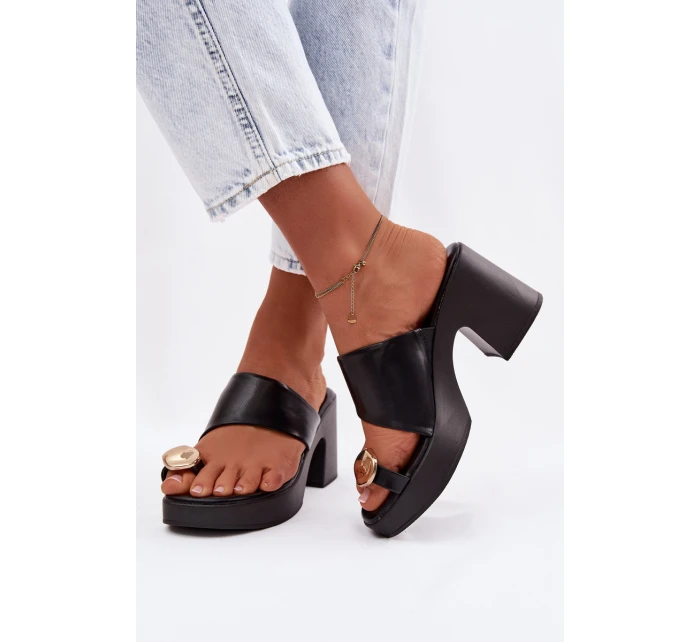Dámské sandály na sloupkovém podpatku se zlatým detailem Černé model 22037700 - Boto