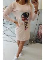 Šaty s model 18744100 a barevnou 3D mašlí pudrově růžové - K-Fashion Šaty s model 18744100 a barevnou 3D mašlí pudrově růžové - K-Fashion