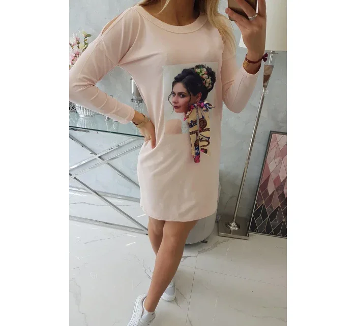 Šaty s model 18744100 a barevnou 3D mašlí pudrově růžové - K-Fashion Šaty s model 18744100 a barevnou 3D mašlí pudrově růžové - K-Fashion