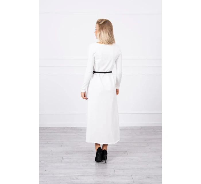 Šaty s ozdobným páskem a nápisem ecru