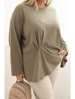 Dámská blůza Plus Size s model 21820423 kapsou a ohrnutým rukávem kiwi - K-Fashion