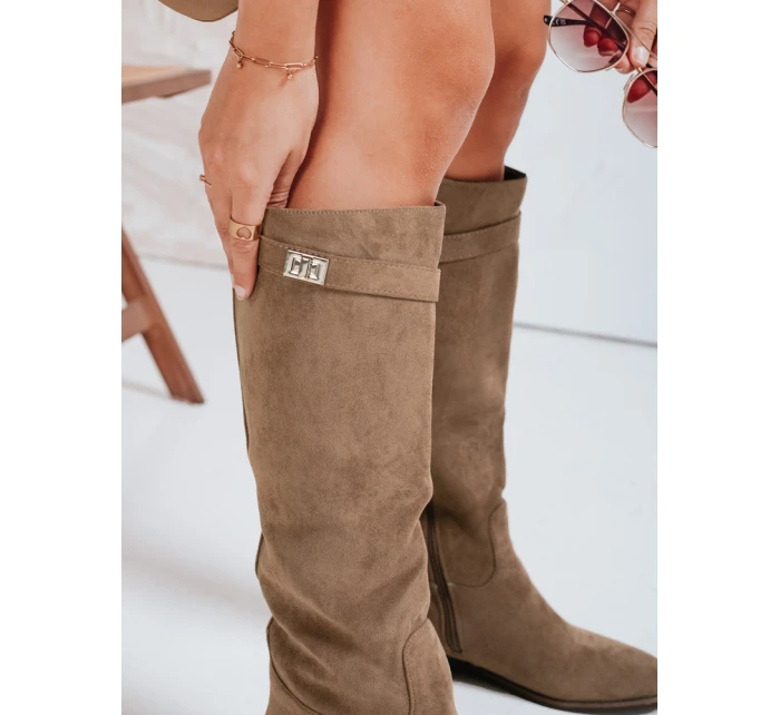 Dámské semišové kozačky na nízkém podpatku béžové Dstreet model 21992256 - FashionStreet Dámské semišové kozačky na nízkém podpatku béžové Dstreet model 21992256 - FashionStreet