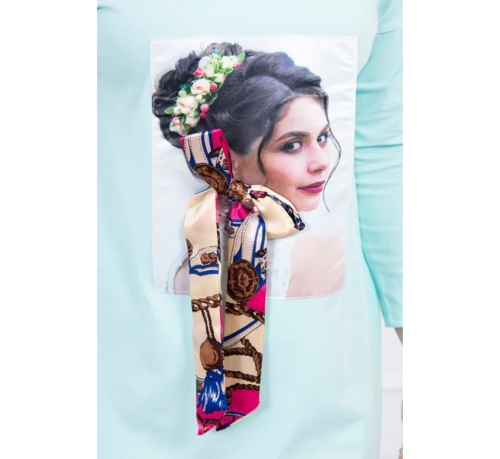 Šaty s grafikou a barevnou 3D mašlí mincovníku