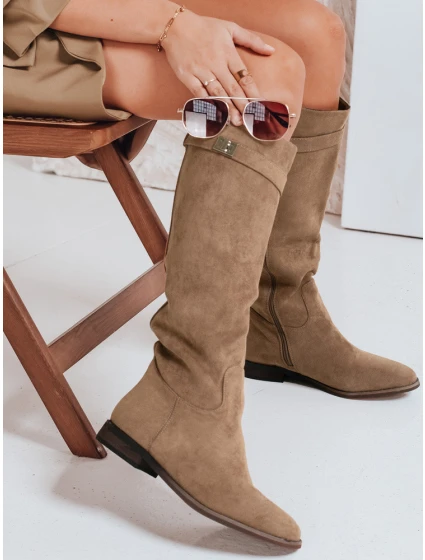 Dámské semišové kozačky na nízkém podpatku béžové Dstreet model 21992256 - FashionStreet Dámské semišové kozačky na nízkém podpatku béžové Dstreet model 21992256 - FashionStreet