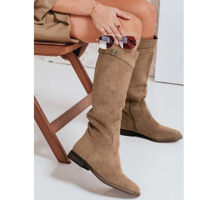 Dámské semišové kozačky na nízkém podpatku béžové Dstreet model 21992256 - FashionStreet Dámské semišové kozačky na nízkém podpatku béžové Dstreet model 21992256 - FashionStreet