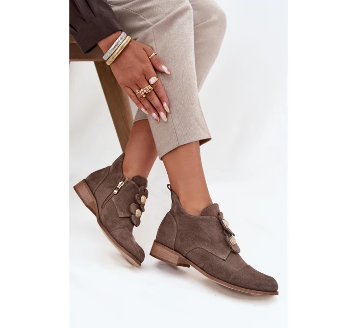 Semišové dámské polobotky s ozdobnými květinami model 21707536 tmavě béžové - Zazoo