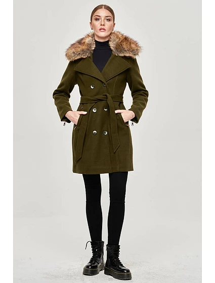 Dámský kabát v khaki barvě s kožešinou model 15834406 - Ann Gissy Dámský kabát v khaki barvě s kožešinou model 15834406 - Ann Gissy