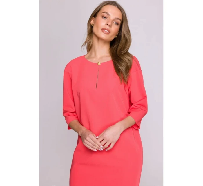 Šaty uvolněného střihu s výstřihem s  korálová barva model 20966115 - STYLOVE