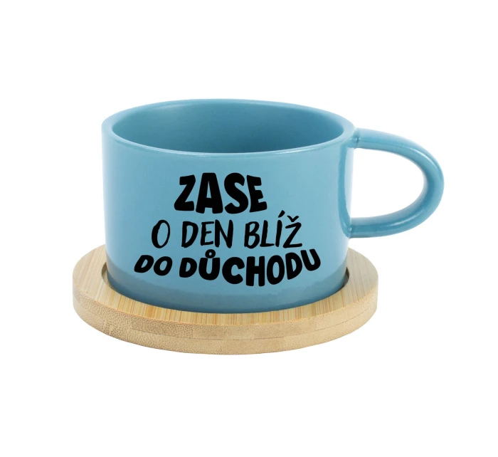ZASE O DEN BLÍŽ DO DŮCHODU - modrý hrníček makronka 200 ml ZASE O DEN BLÍŽ DO DŮCHODU - modrý hrníček makronka 200 ml
