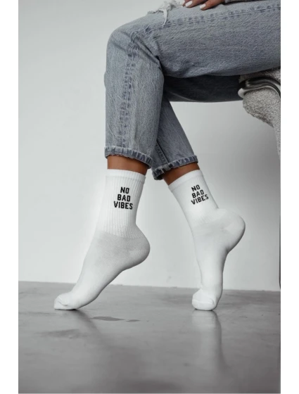 Dámské ponožky S nápisem NO BAD VIBES Bílé Dámské ponožky S nápisem NO BAD VIBES Bílé