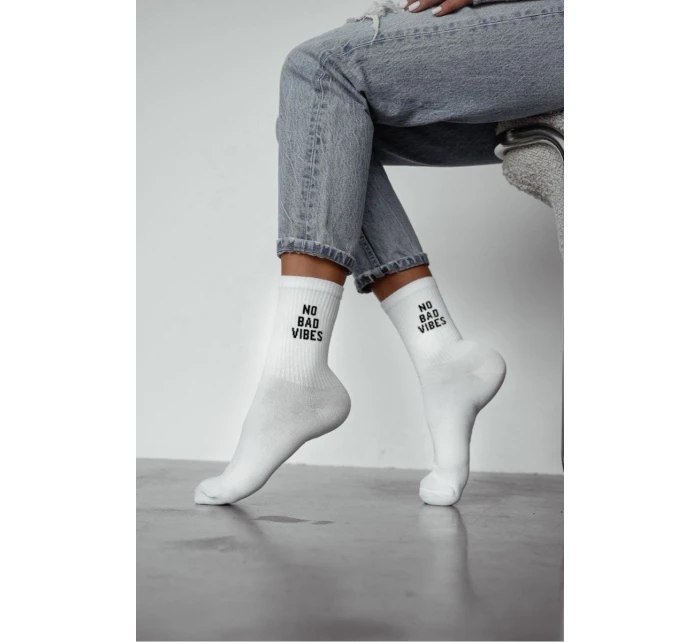 Dámské ponožky S nápisem NO BAD VIBES Bílé Dámské ponožky S nápisem NO BAD VIBES Bílé