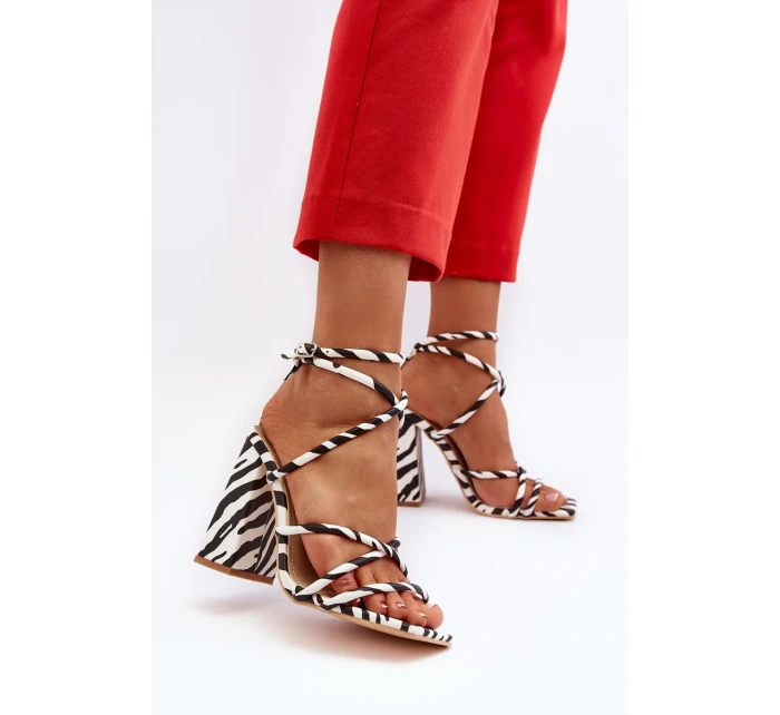 Módní bílé a černé sandály na vysokém podpatku Josette