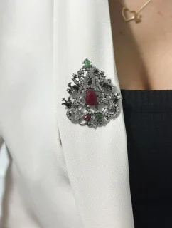 Brož model 18753881 stříbrná + červená - K-Fashion