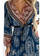 Plisované dámské midi šaty s výstřihem, dlouhými rukávy, černým opaskem a se světle vzorem model 18979492 - numoco basic Plisované dámské midi šaty s výstřihem, dlouhými rukávy, černým opaskem a se světle vzorem model 18979492 - numoco basic