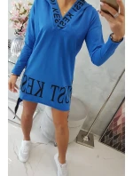 model 18745364 modré šaty s kapucí a potiskem - K-Fashion model 18745364 modré šaty s kapucí a potiskem - K-Fashion