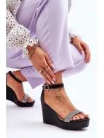 Módní kožené sandály na klínu černé model 21623011 - Boto Módní kožené sandály na klínu černé model 21623011 - Boto