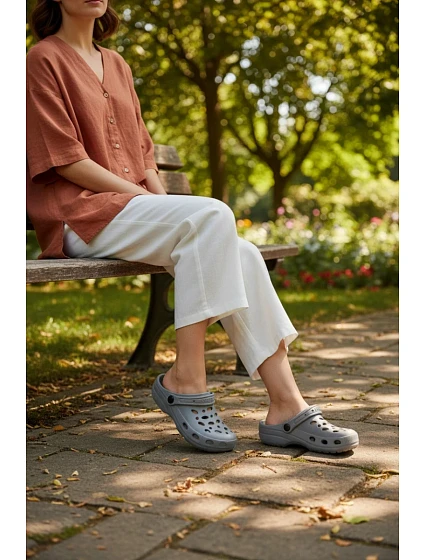 Dámské šedé pěnové pantofle s model 22275307 - Boto Dámské šedé pěnové pantofle s model 22275307 - Boto