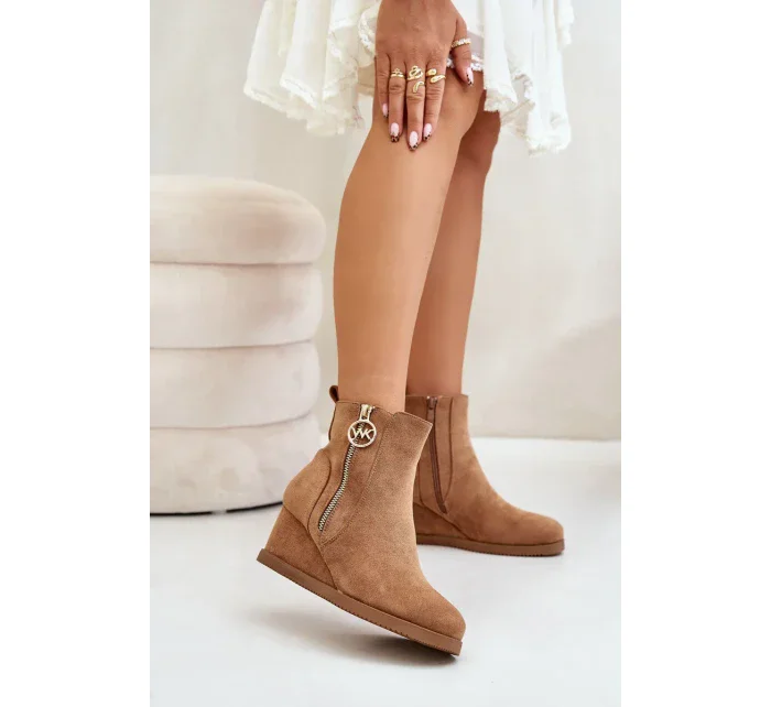 Zateplené Kotníkové Boty Na Klínku S Ozdobným Zipem Eko Semišové Camel Leretha Zateplené Kotníkové Boty Na Klínku S Ozdobným Zipem Eko Semišové Camel Leretha