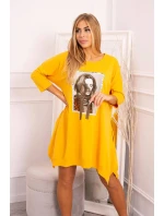 Šaty s potiskem a rozšířeným spodním dílem v hořčicové barvě Šaty s potiskem a rozšířeným spodním dílem v hořčicové barvě